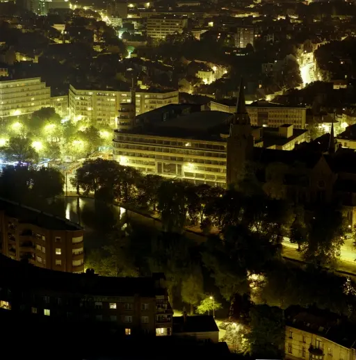 prisme-editions-p32-place-flagey-de-nuit.webp