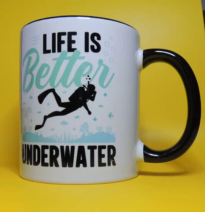 MUG EN CERAMIQUE SPECIALE PLONGEUR en boite cadeau : LIVE IS BETTER UNDERWATER