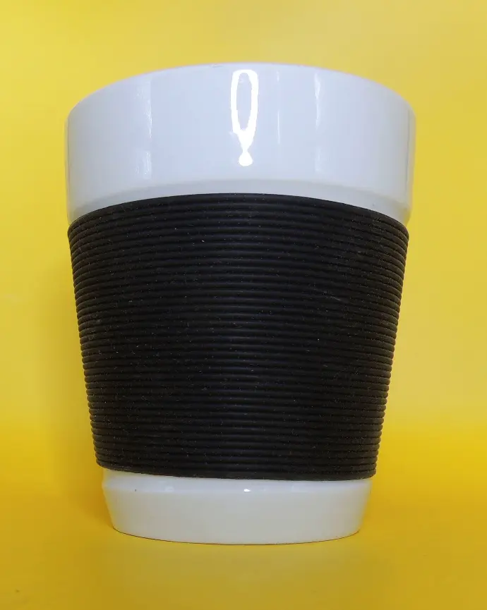 1 MUG TASSE BOL PORCELAINE avec zone froide et antidérapant dérapante en silicone. NOIR