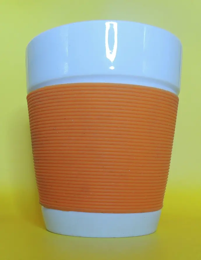 1 MUG TASSE BOL PORCELAINE avec zone froide et antidérapant dérapante en silicone. ORANGE