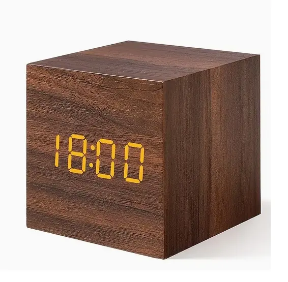 Incroyable réveil en bois, format cube avec alarme, date et température. REF CBB8