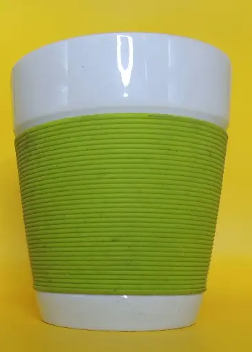 1 MUG TASSE BOL PORCELAINE avec zone froide et antidérapant dérapante en silicone. VERT